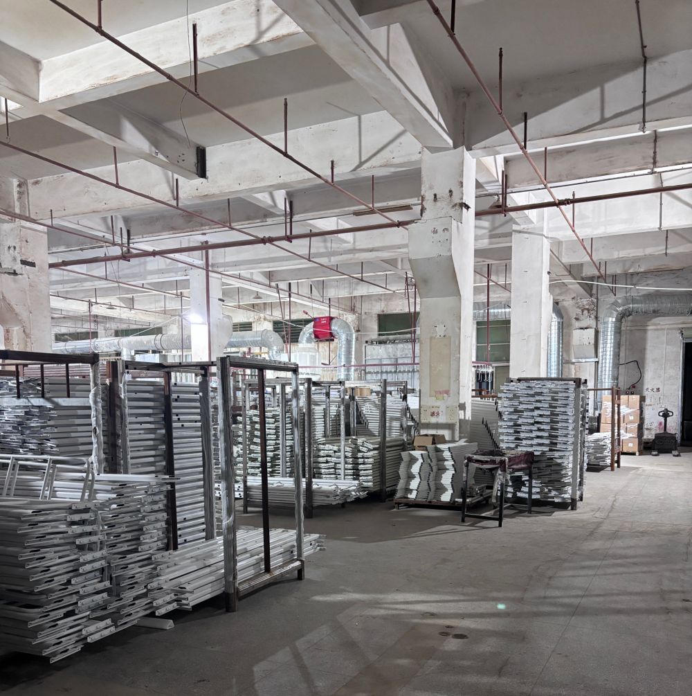广东高华家具有限公司暑假赶货车间灯火通明生产宿舍床公寓床上下床